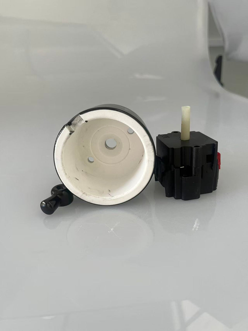 CERLUME Surface-Mounted Ceramic Intermediate Rotary Switch – Black