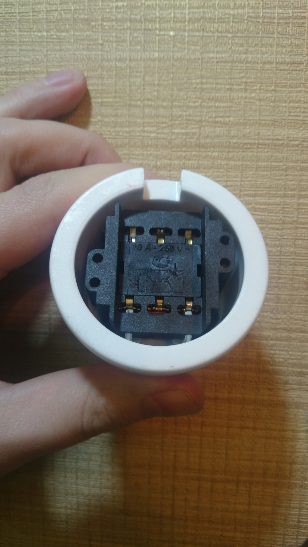 CERLUME Surface-Mounted Ceramic Intermediate Rotary Switch – White