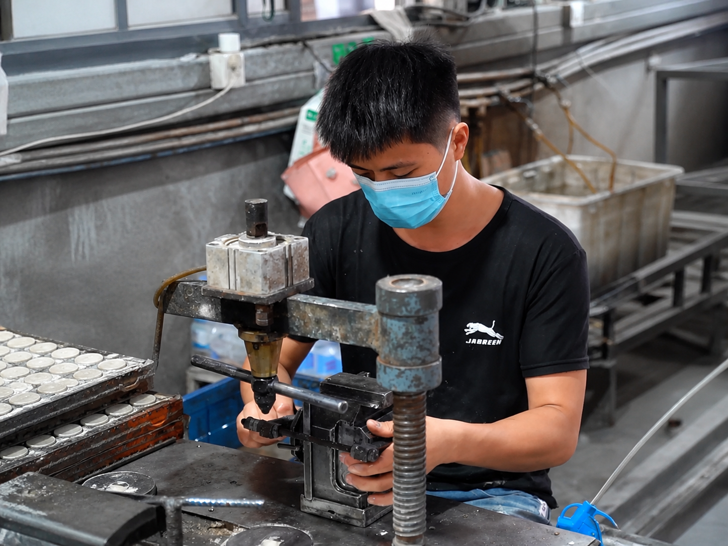 Ceramic forming production at Minqing Yazhong Ceramics